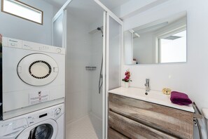 Shower, hair dryer - MalagaSuite Dolphin Beach (Fuengirola)