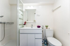 Shower, hair dryer, towels