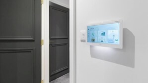 Panel de control montado en la pared con pantalla digital, probablemente para un sistema de seguridad o acceso.