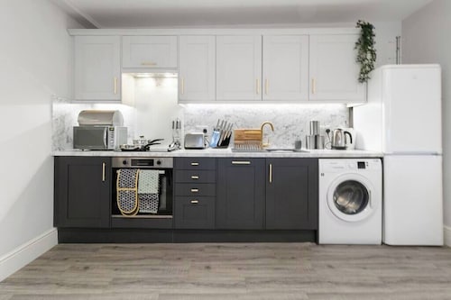 WhiskAwayStays  Victoria House Apartment 5