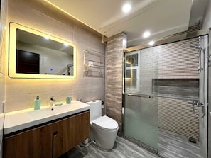 Dusche, umweltfreundliche Kosmetikartikel, Haartrockner, Bidet