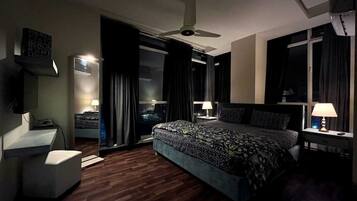 2 bedrooms, desk, iron/ironing board, WiFi