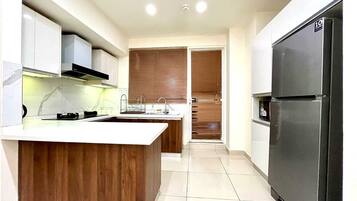 Fridge, microwave, oven, stovetop