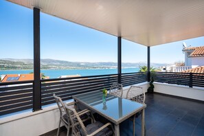 Outdoor dining - Stylish studio Arya 2 - w/ sea view, 150m to beach (Mastrinka)