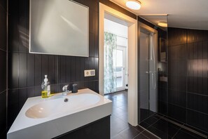Shower, hair dryer, towels, soap - Stylish studio Arya 2 - w/ sea view, 150m to beach (Mastrinka)