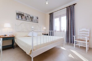 4 chambres, ameublement personnalisé, fer et planche à repasser