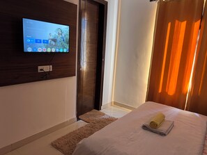 Standaard tweepersoonskamer | Een bureau, een laptopwerkplek, gratis wifi