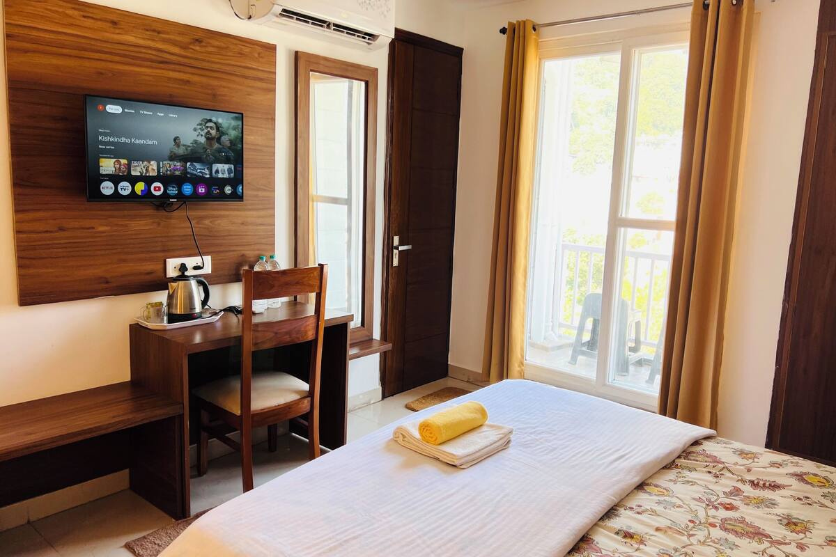 Deluxe Double Room, Balcony, Mountain View | Desk, laptop workspace, free WiFi