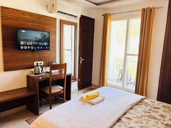 Deluxe tweepersoonskamer, balkon, uitzicht op bergen | Een bureau, een laptopwerkplek, gratis wifi