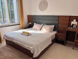 Escritorio, espacio para trabajar con laptop y wifi gratis