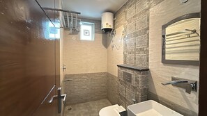 Towels, soap, toilet paper - Ima Ganga Hotel (Rishikesh)