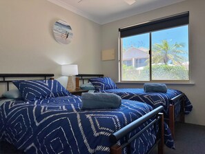 3 habitaciones y tabla de planchar con plancha 