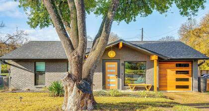 2 Mi to Dtwn: Austin Getaway w/ Natural Pool