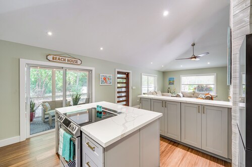 Walk to Harry Harris Beach: Modern Coastal Escape!