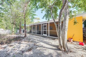Interior - Walk to Harry Harris Beach: Modern Coastal Escape! (Tavernier)