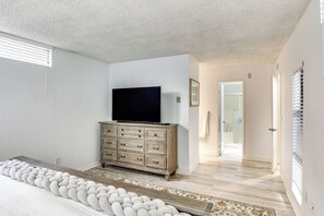 Interior - Waterfront Condo w/ Dock Access in Carlsbad! (Carlsbad)