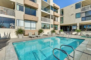 Un hôtel moderne doté d’une piscine, de nombreux balcons et d’espaces extérieurs aménagés pour se détendre.