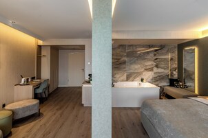 Premium Studio, Hot Tub | Premium bedding, minibar, in-room safe, blackout drapes