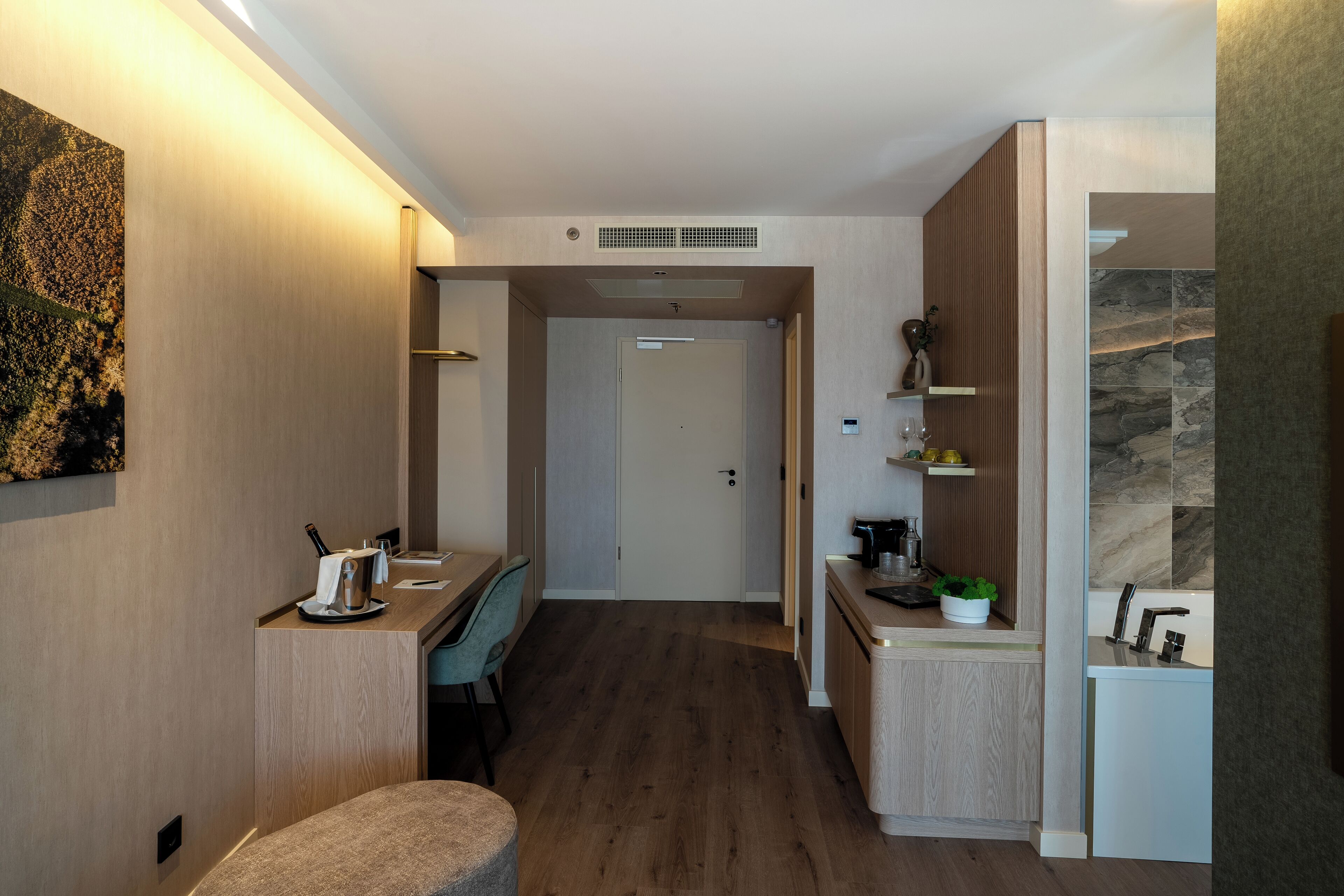 Una cocina moderna con armarios de madera, horno empotrado y un lavabo.