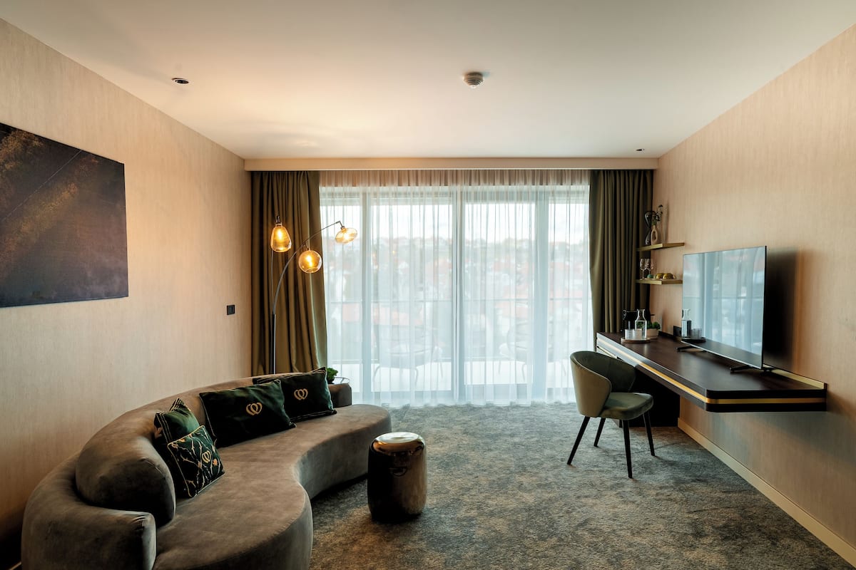 1 bedroom, premium bedding, minibar, in-room safe