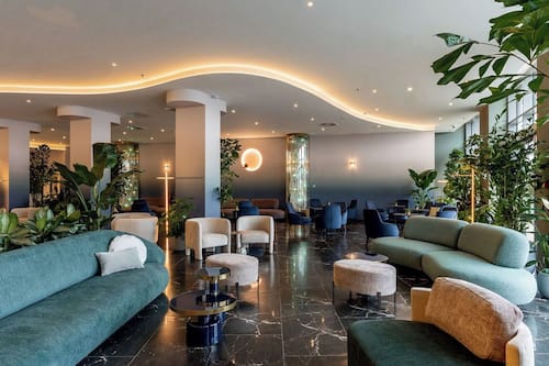 3 bares o lounges, piano bar, bar deportivo