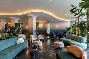 3 barer/lounger, pianobar och sportbar