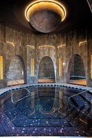 10 piscinas techadas, una piscina al aire libre