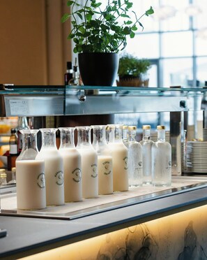 بوفيه فطور يوميًا بتكلفة قدرها (10000 HUF للشخص)