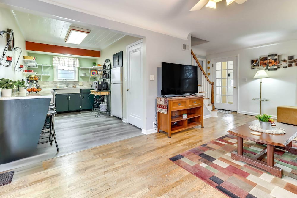 Walk to Adrian College: Family Home in Michigan - Palmyra Township, IL