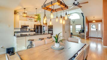 House (5 Bedrooms) | Interior