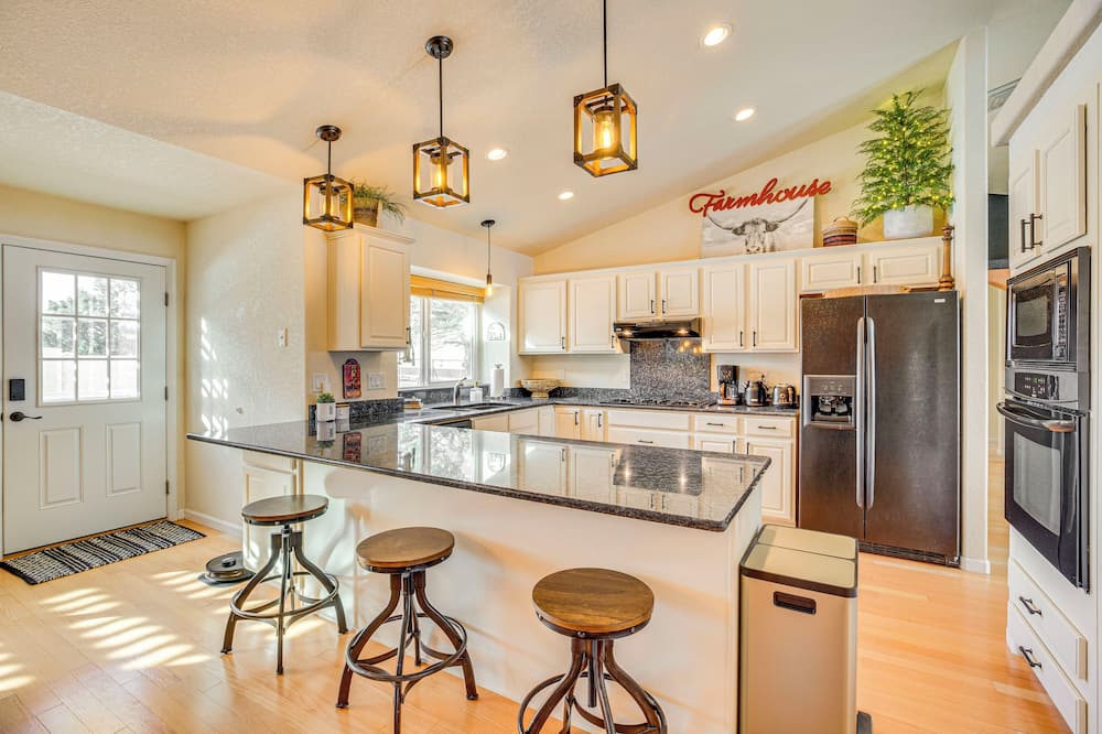 Luxe Mesa View Home on 35 Acres w/ Wraparound Deck - Grand Junction, CO