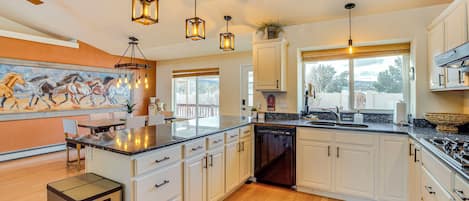 House (5 Bedrooms) | Interior