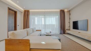 Villa, 2 Schlafzimmer, eigener Pool | Wohnzimmer | 43-Zoll-LCD-Fernseher mit Satellitenempfang, Fußbodenheizung