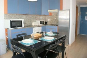 冷蔵庫、電子レンジ、オーブン、コーヒー / ティーメーカー