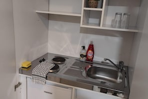 Fridge, microwave, oven, stovetop - Leeds 3 Bed En-suites Apartment Retreat- Sleeps 9 (Leeds)