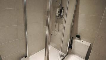 Apartment | Bathroom | Shower, free toiletries, hair dryer, towels