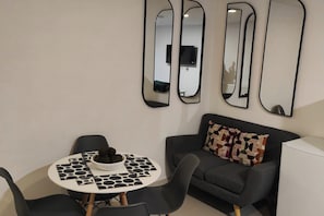 Apartment | Dining - Leeds 3 Bed En-suites Apartment Retreat- Sleeps 9 (Leeds)