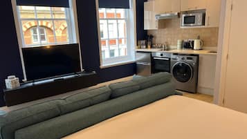 Deluxe Studio | Blackout curtains, iron/ironing board, free WiFi