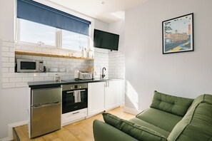Studio | Private kitchen | Mini-fridge, microwave, toaster - Leicester Square 3rd Floor Studio (London)