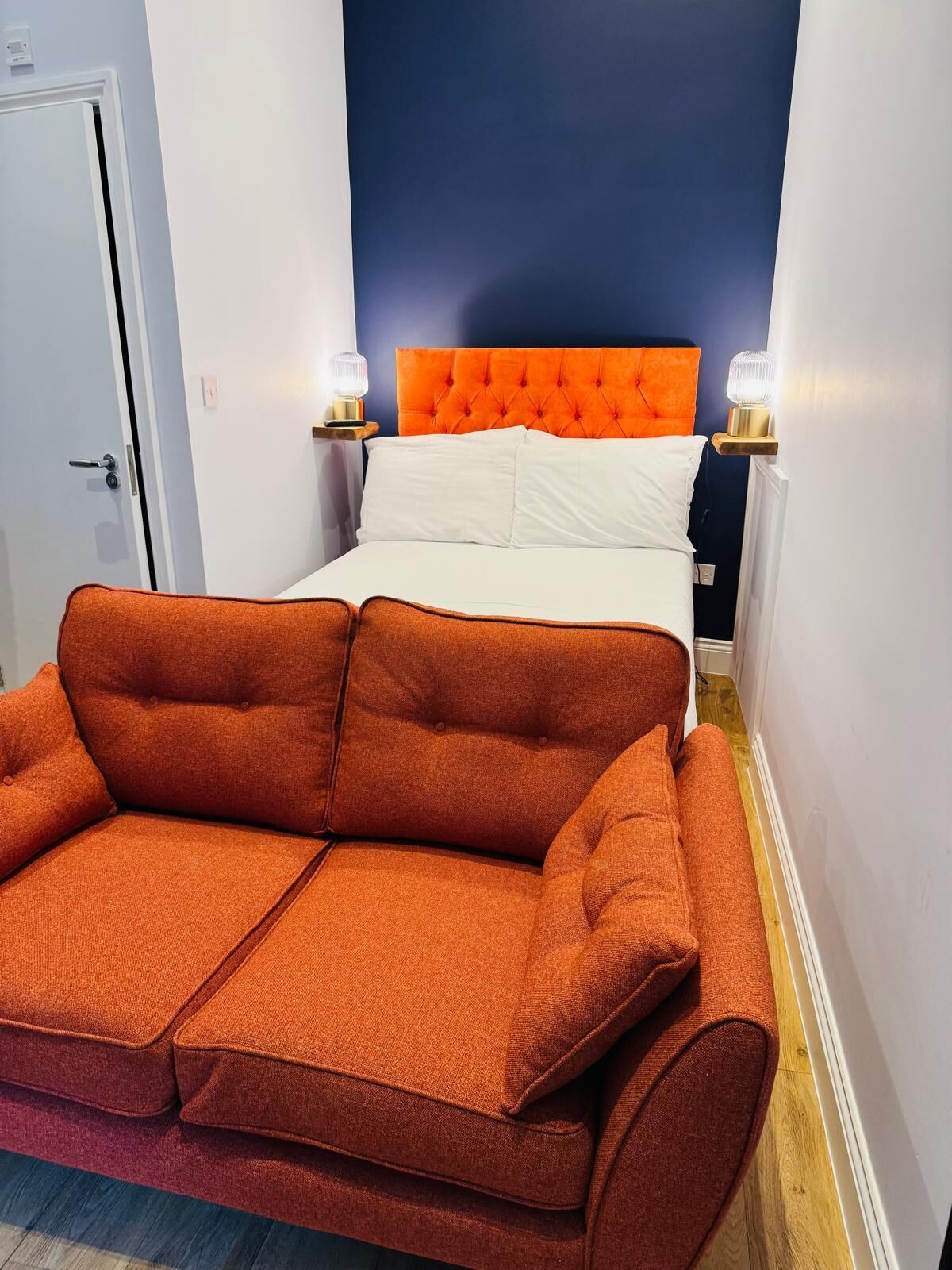 Estudi Comfort | Cortines opaques, planxa i posts de planxar i wifi gratuïta 