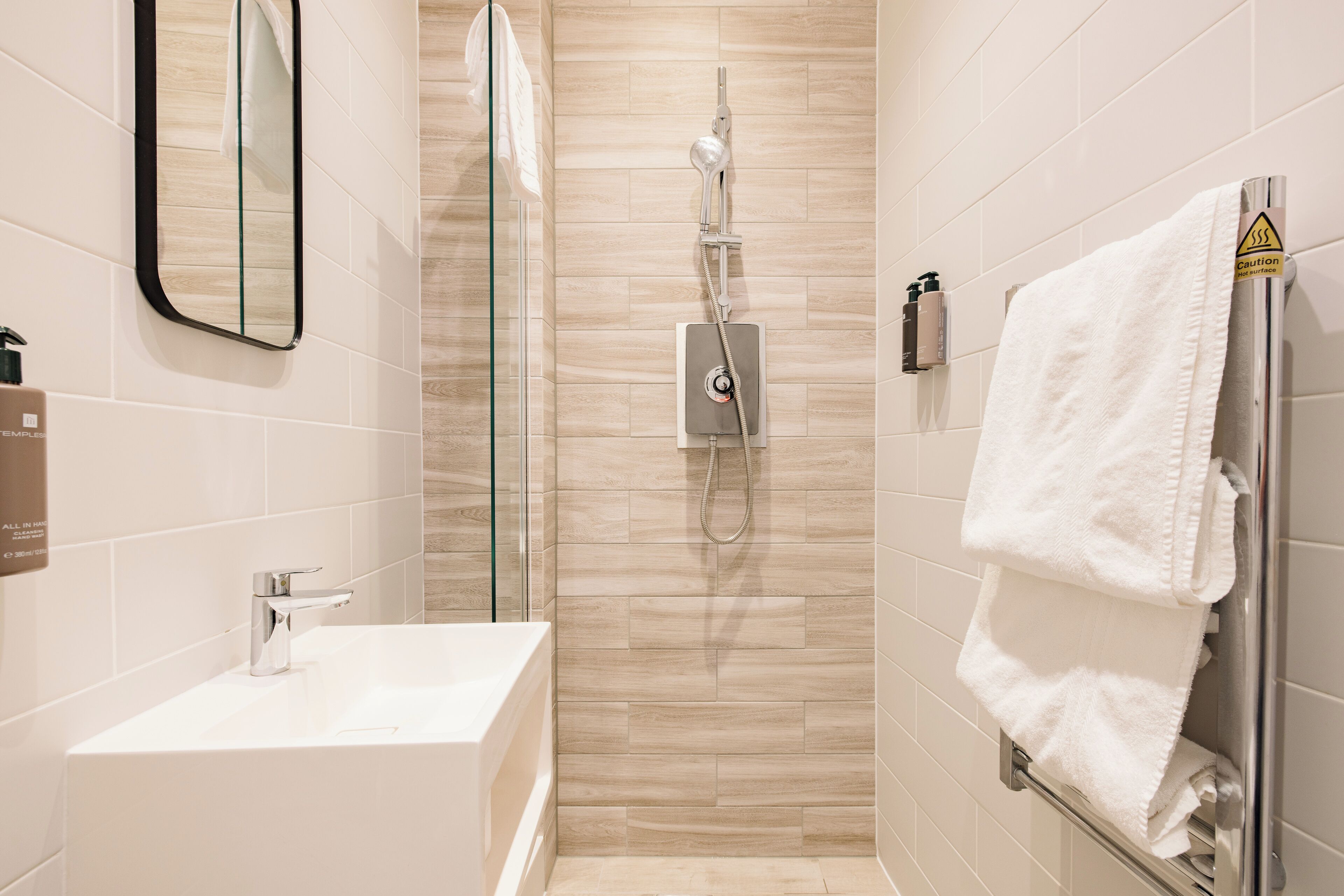 Estudi Deluxe | Bany | Dutxa, assecador de cabells, tovalloles i xampú 