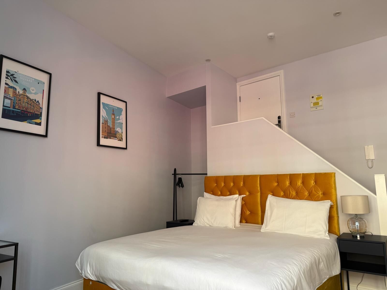 Estudi urbà | Cortines opaques, planxa i posts de planxar i wifi gratuïta 