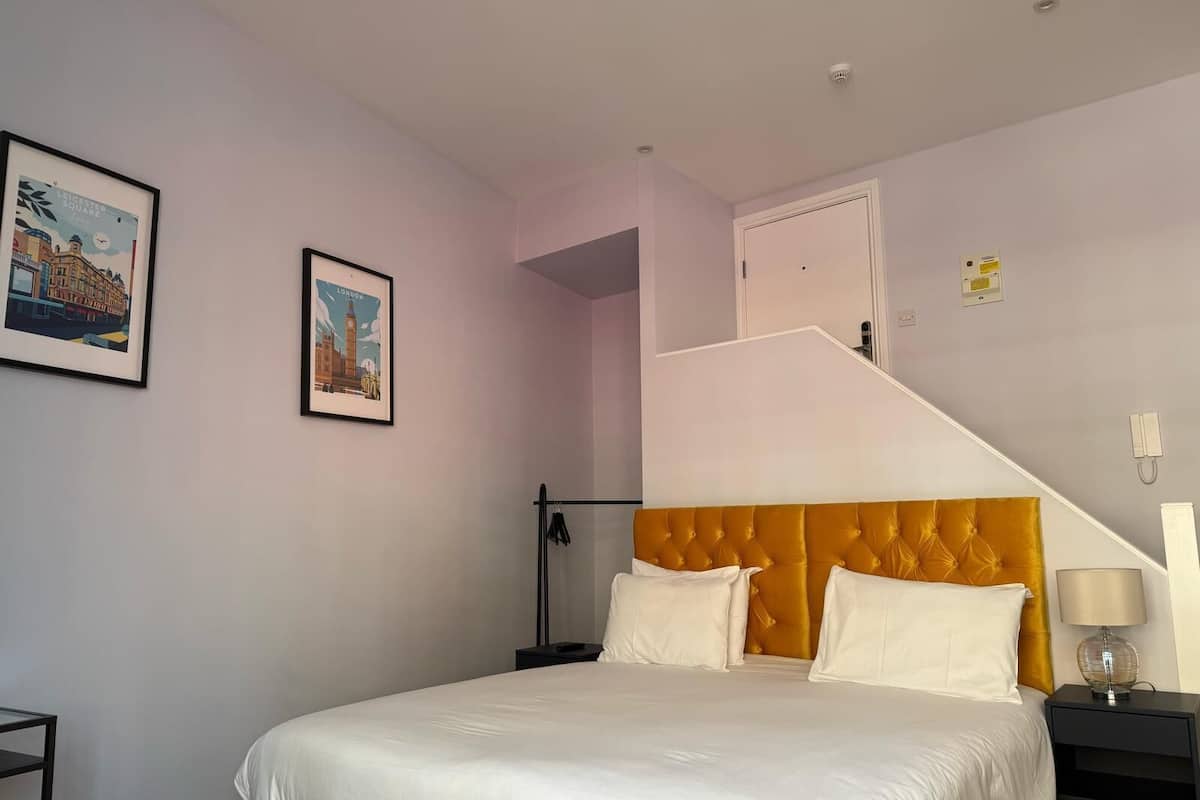 Estudi urbà | Cortines opaques, planxa i posts de planxar i wifi gratuïta