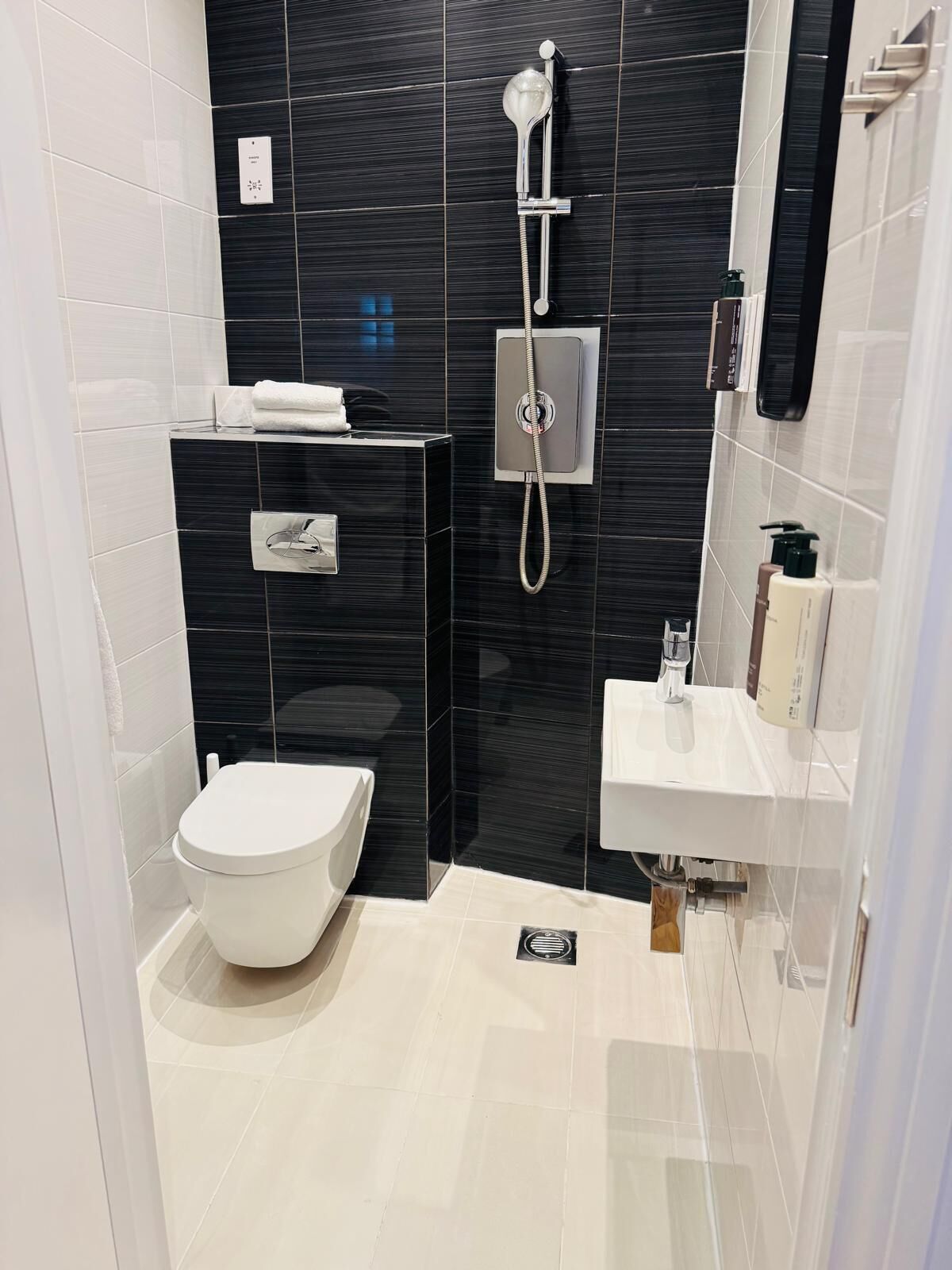 Comfort Studio | Bathroom | Shower, hair dryer, towels, shampoo