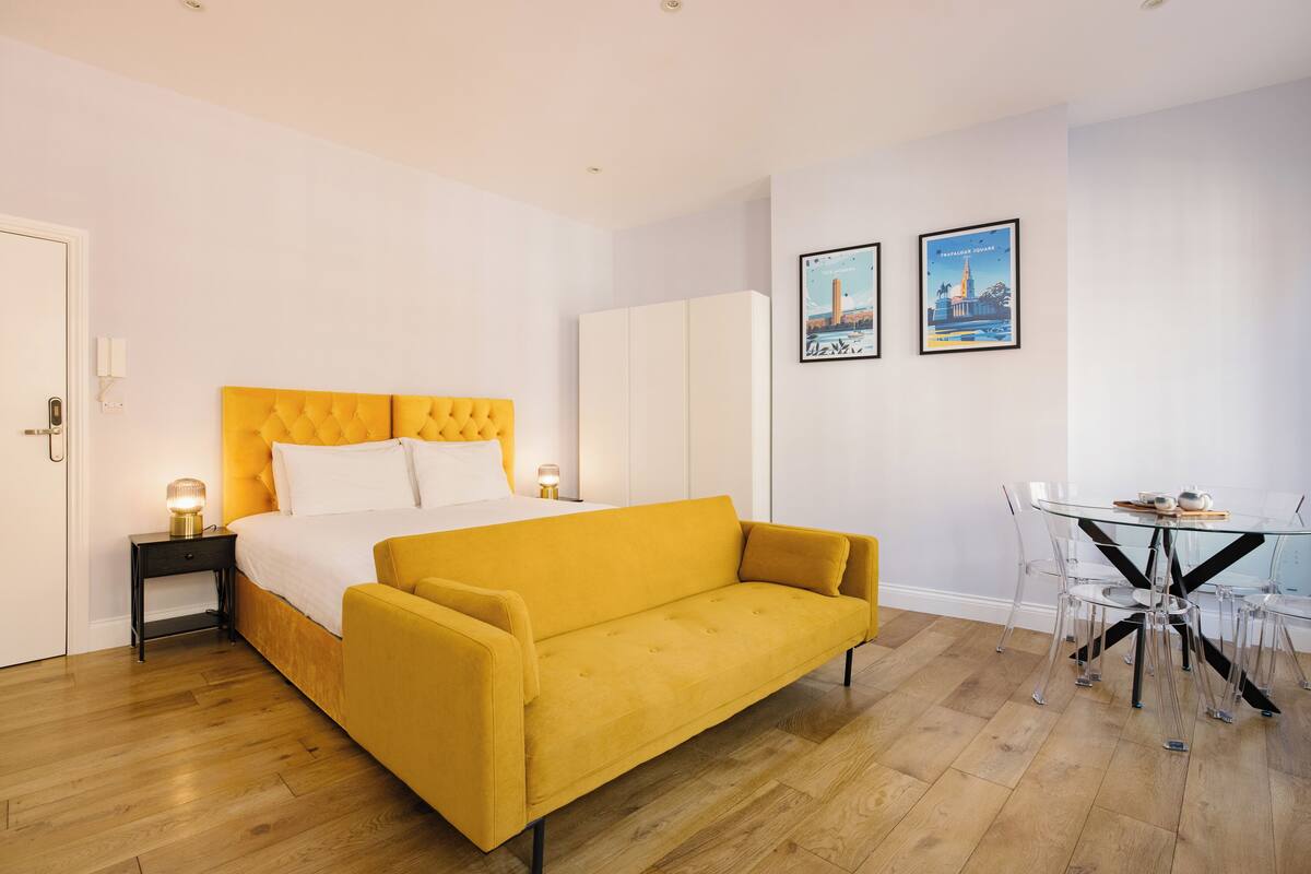 Deluxe Studio | Blackout drapes, iron/ironing board, WiFi (free), bed sheets