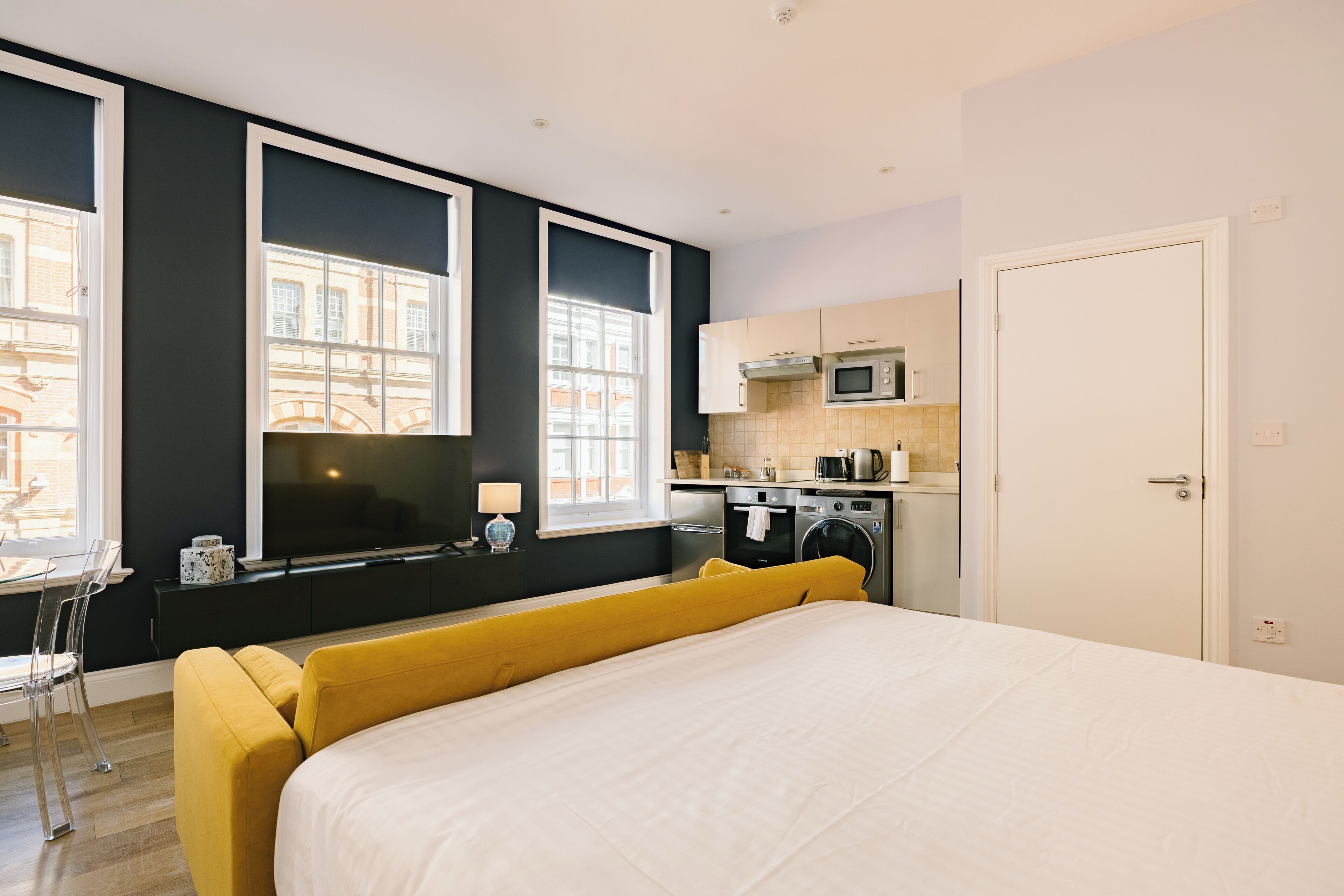 Estudi Deluxe | Cortines opaques, planxa i posts de planxar i wifi gratuïta 