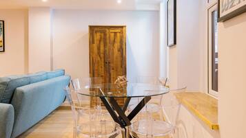 Family Studio | In-room dining