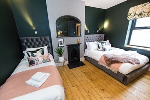 4 bedrooms, iron/ironing board, internet, bed sheets
