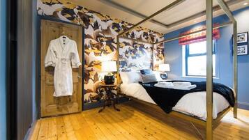 4 bedrooms, iron/ironing board, internet, bed sheets