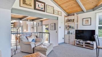 Una televisión, una oficina